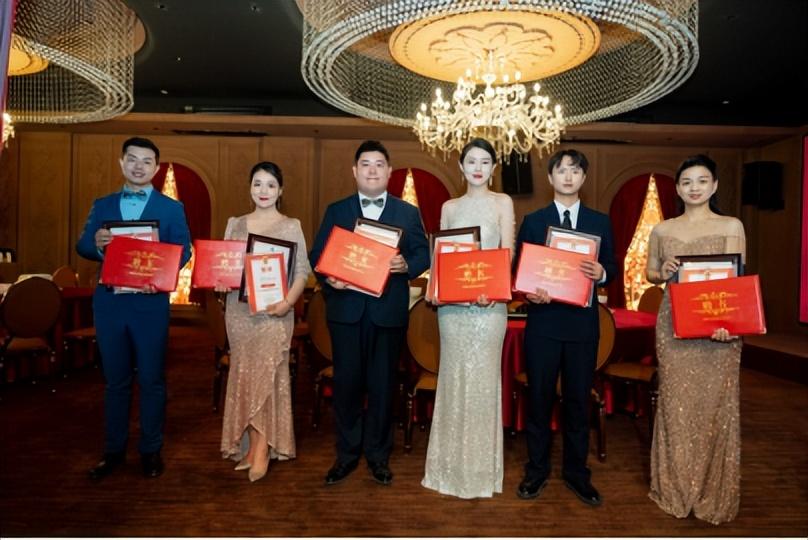 博思花藝婚慶教育，婚慶培訓(xùn)，花藝培訓(xùn)，插花培訓(xùn)，花藝師培訓(xùn)，主持人培訓(xùn)，商務(wù)主持人培訓(xùn)，花店運(yùn)營(yíng)培訓(xùn)，花店全系統(tǒng)營(yíng)銷，小白開(kāi)花店，小白學(xué)主持，金璽棠婚慶酒店，金璽棠總部，鄭州金麻雀教育科技有限公司