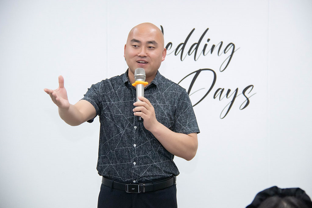 博思花藝婚慶教育，婚慶培訓(xùn)，花藝培訓(xùn)，插花培訓(xùn)，花藝師培訓(xùn)，主持人培訓(xùn)，商務(wù)主持人培訓(xùn)，花店運(yùn)營培訓(xùn)，花店全系統(tǒng)營銷，小白開花店，小白學(xué)主持，金璽棠婚慶酒店，金璽棠總部，鄭州金麻雀教育科技有限公司