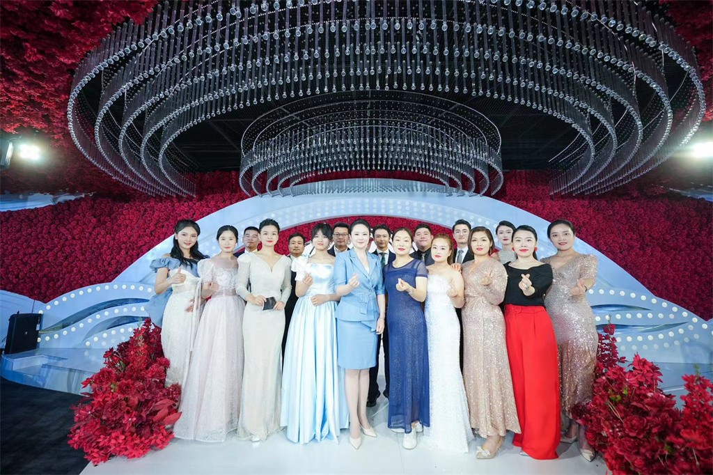 博思花藝婚慶教育，婚慶培訓(xùn)，花藝培訓(xùn)，插花培訓(xùn)，花藝師培訓(xùn)，主持人培訓(xùn)，商務(wù)主持人培訓(xùn)，花店運(yùn)營(yíng)培訓(xùn)，花店全系統(tǒng)營(yíng)銷，小白開(kāi)花店，小白學(xué)主持，金璽棠婚慶酒店，金璽棠總部，鄭州金麻雀教育科技有限公司