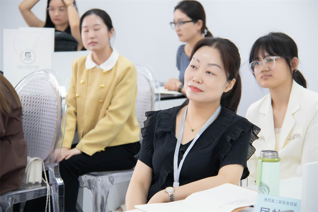 博思花藝婚慶教育，婚慶培訓(xùn)，花藝培訓(xùn)，插花培訓(xùn)，花藝師培訓(xùn)，主持人培訓(xùn)，商務(wù)主持人培訓(xùn)，花店運(yùn)營(yíng)培訓(xùn)，花店全系統(tǒng)營(yíng)銷，小白開(kāi)花店，小白學(xué)主持，金璽棠婚慶酒店，金璽棠總部，鄭州金麻雀教育科技有限公司
