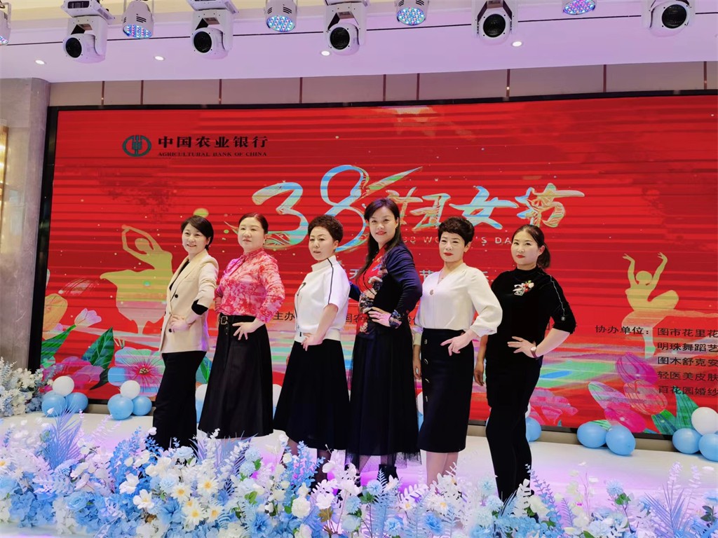 博思花藝婚慶教育，婚慶培訓(xùn)，花藝培訓(xùn)，插花培訓(xùn)，花藝師培訓(xùn)，主持人培訓(xùn)，商務(wù)主持人培訓(xùn)，花店運營培訓(xùn)，花店全系統(tǒng)營銷，小白開花店，小白學(xué)主持，金璽棠婚慶酒店，金璽棠總部，鄭州金麻雀教育科技有限公司