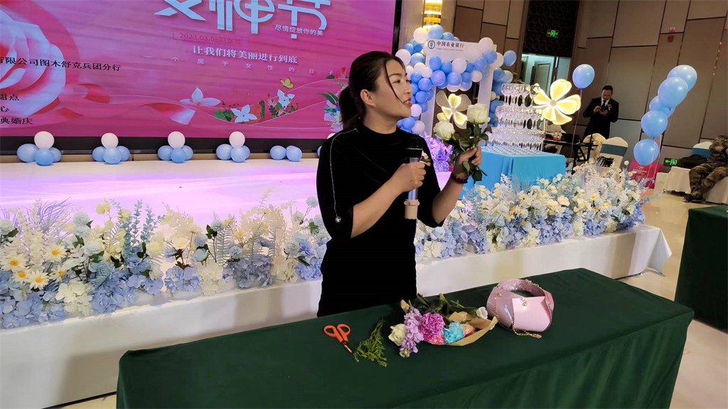 博思花藝婚慶教育，婚慶培訓(xùn)，花藝培訓(xùn)，插花培訓(xùn)，花藝師培訓(xùn)，主持人培訓(xùn)，商務(wù)主持人培訓(xùn)，花店運營培訓(xùn)，花店全系統(tǒng)營銷，小白開花店，小白學(xué)主持，金璽棠婚慶酒店，金璽棠總部，鄭州金麻雀教育科技有限公司