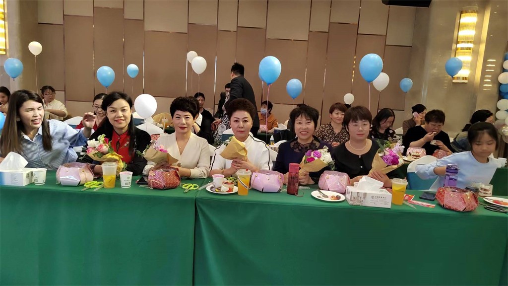 博思花藝婚慶教育，婚慶培訓(xùn)，花藝培訓(xùn)，插花培訓(xùn)，花藝師培訓(xùn)，主持人培訓(xùn)，商務(wù)主持人培訓(xùn)，花店運營培訓(xùn)，花店全系統(tǒng)營銷，小白開花店，小白學(xué)主持，金璽棠婚慶酒店，金璽棠總部，鄭州金麻雀教育科技有限公司