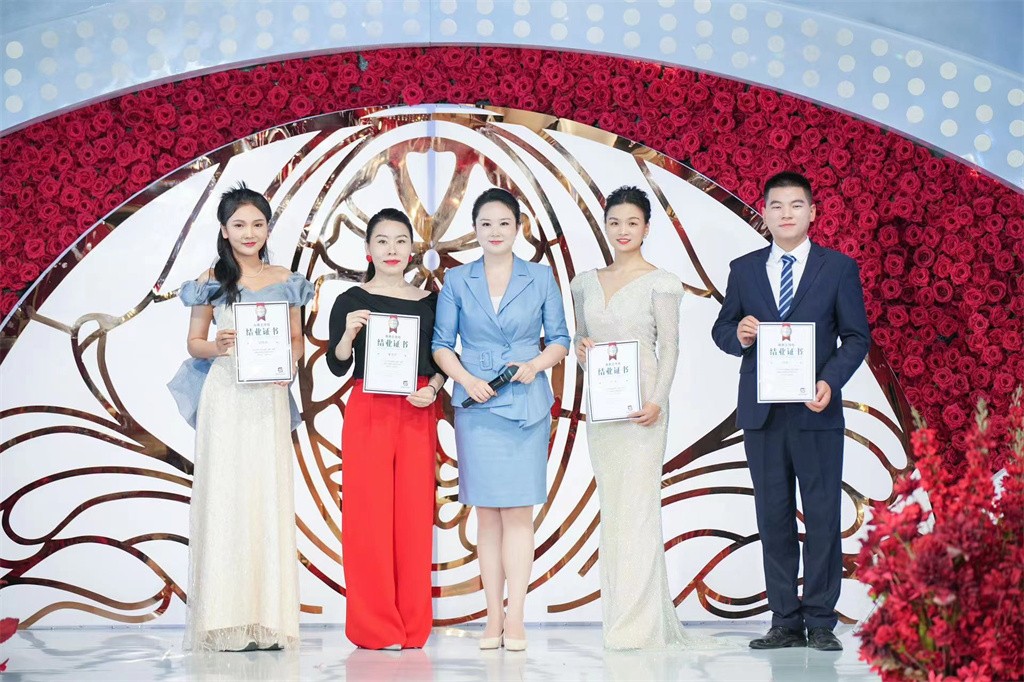 博思花藝婚慶教育，婚慶培訓(xùn)，花藝培訓(xùn)，插花培訓(xùn)，花藝師培訓(xùn)，主持人培訓(xùn)，商務(wù)主持人培訓(xùn)，花店運(yùn)營(yíng)培訓(xùn)，花店全系統(tǒng)營(yíng)銷，小白開(kāi)花店，小白學(xué)主持，金璽棠婚慶酒店，金璽棠總部，鄭州金麻雀教育科技有限公司