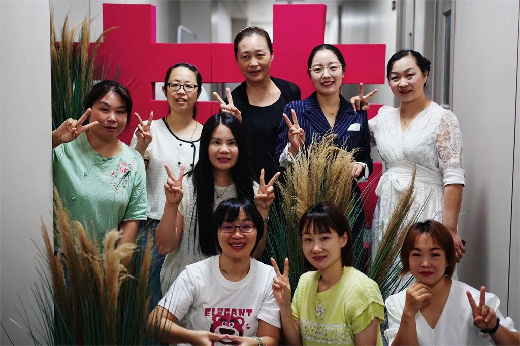 博思花藝婚慶教育，婚慶培訓(xùn)，花藝培訓(xùn)，插花培訓(xùn)，花藝師培訓(xùn)，主持人培訓(xùn)，商務(wù)主持人培訓(xùn)，花店運(yùn)營培訓(xùn)，花店全系統(tǒng)營銷，小白開花店，小白學(xué)主持，金璽棠婚慶酒店，金璽棠總部，鄭州金麻雀教育科技有限公司