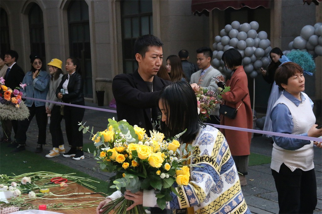 博思花藝婚慶教育，婚慶培訓(xùn)，花藝培訓(xùn)，插花培訓(xùn)，花藝師培訓(xùn)，主持人培訓(xùn)，商務(wù)主持人培訓(xùn)，花店運(yùn)營(yíng)培訓(xùn)，花店全系統(tǒng)營(yíng)銷，小白開花店，小白學(xué)主持，金璽棠婚慶酒店，金璽棠總部，鄭州金麻雀教育科技有限公司